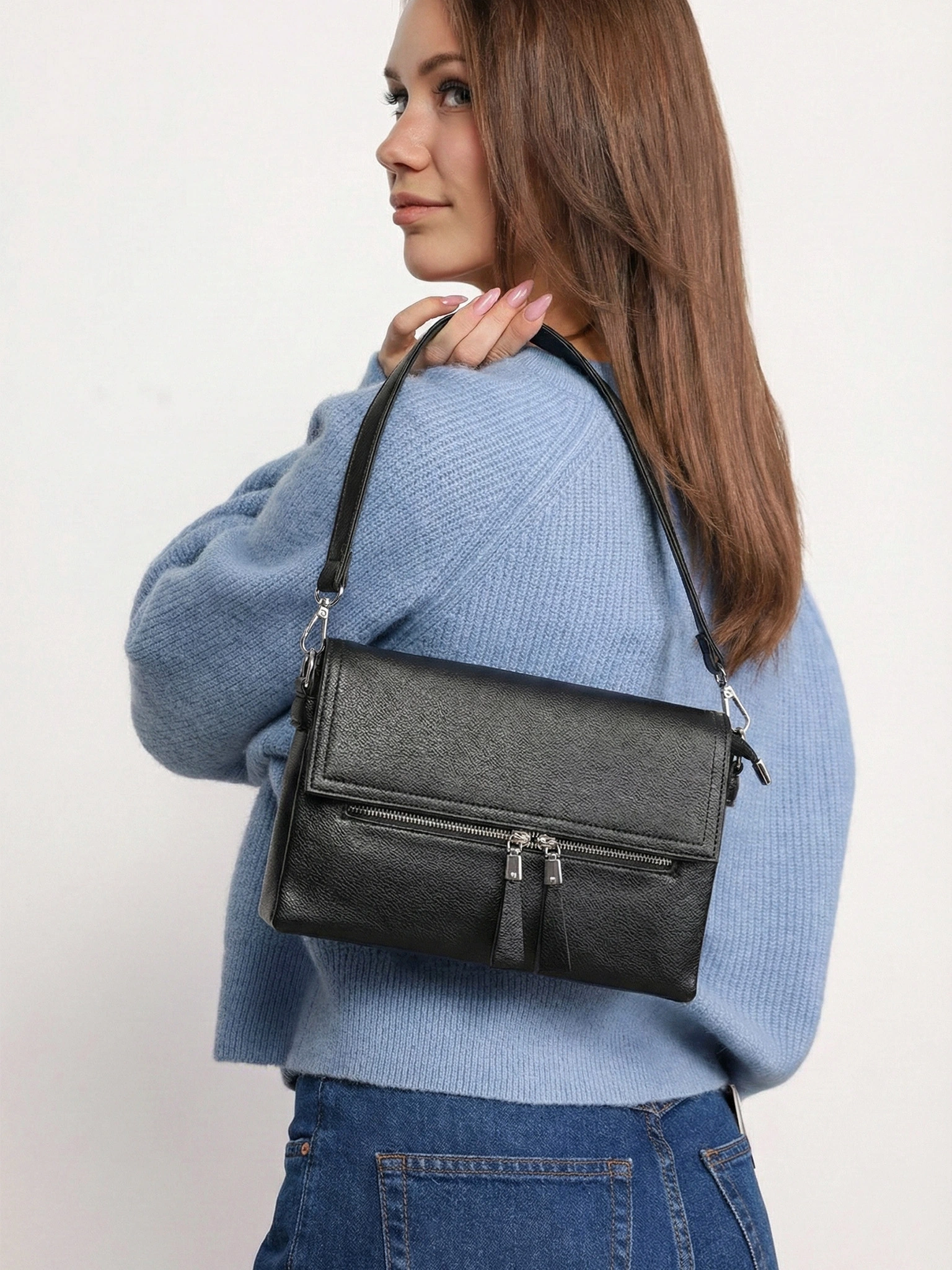 Сумка-кроссбоди со съемной ручкой и декоративными пуллерами в ассортименте